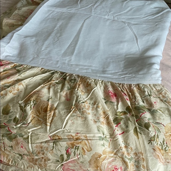 Lauren Ralph Lauren Queen Size Floral Bedskirt. - Picture 2 of 4
